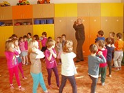 návštěva -housle školka